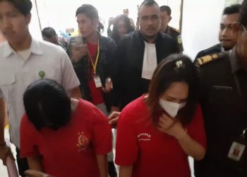 Terdakwa Rosalina dan Merliati Loru Peda saat digiring ke ruang sidang PN Batam. (Foto/Doc).