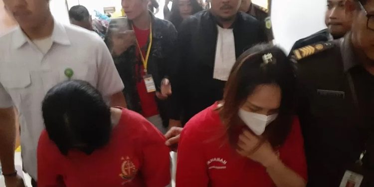 Terdakwa Rosalina dan Merliati Loru Peda saat digiring ke ruang sidang PN Batam. (Foto/Doc).