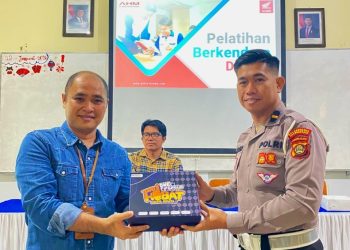 Kepala Cabang FIFGROUP Palembang, Rendra Bangsawan (kiri) menyerahkan plakat kepada Ipda Jaksen Sukardinata Pandiangan. (Foto/Humas).