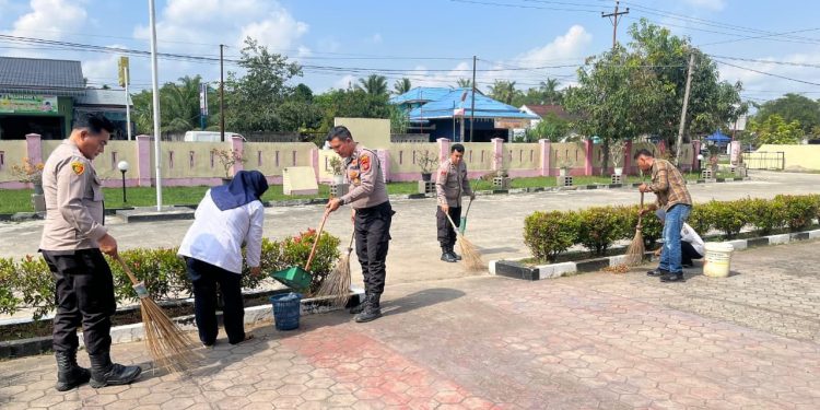 Puluhan personil Polsek Pangkalan Susu Laksanakan Kurve di Lingkungan Polsek. (Foto/Siahaan).
