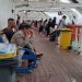 Para penumpang yang lagi santai duduk di anjungan kapal sambil menikmati panorama laut. (Foto/Sofyan).