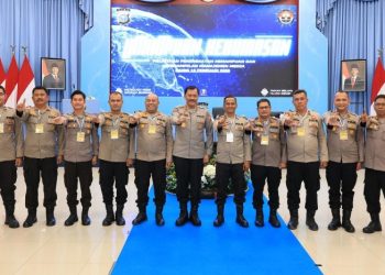Kabid Humas Polda Riau Kombes Pol Zahwani Pandra foto bersama. (Foto/Net).