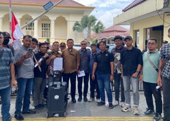 Kantor Head PTPN lV Regional ll di Demo Mahasiswa dan Masyarakat . (Foto/Butar butar).