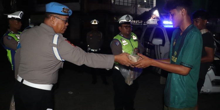 Hari ke-7 Ramadhan, Sahur On The Road Serentak Seluruh Jajaran Polres Langkat Berbagi Nasi Sahur. (Foto/Jhon).