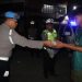 Hari ke-7 Ramadhan, Sahur On The Road Serentak Seluruh Jajaran Polres Langkat Berbagi Nasi Sahur. (Foto/Jhon).
