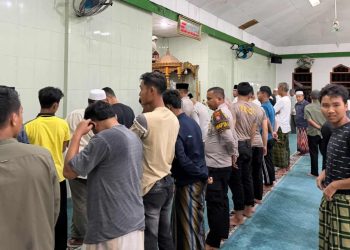 Polres Langkat Laksanakan Sholat Subuh Berjamaah Bersama Warga di Masjid Syuhada Stabat.(Foto/Jhon).