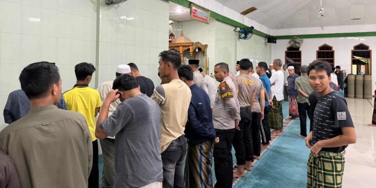 Polres Langkat Laksanakan Sholat Subuh Berjamaah Bersama Warga di Masjid Syuhada Stabat.(Foto/Jhon).