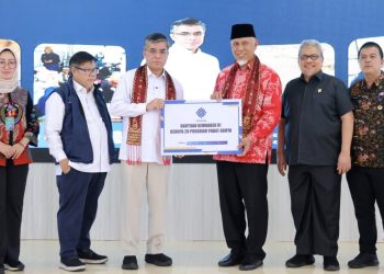 Kemnaker Salurkan Bantuan Rp30,3 Miliar untuk Pemulihan Ekonomi Sumbar.(Foto/Humas).