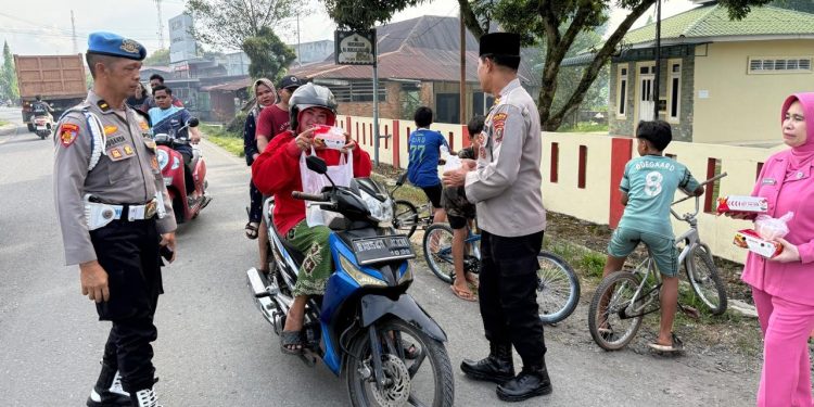 Polsek Salapian Dan Bhayangkara Berbagi Takjil, Kapolres Langkat Apresiasi Kepedulian Jajaran. (Foto/Jhon).
