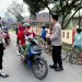 Polsek Salapian Dan Bhayangkara Berbagi Takjil, Kapolres Langkat Apresiasi Kepedulian Jajaran. (Foto/Jhon).