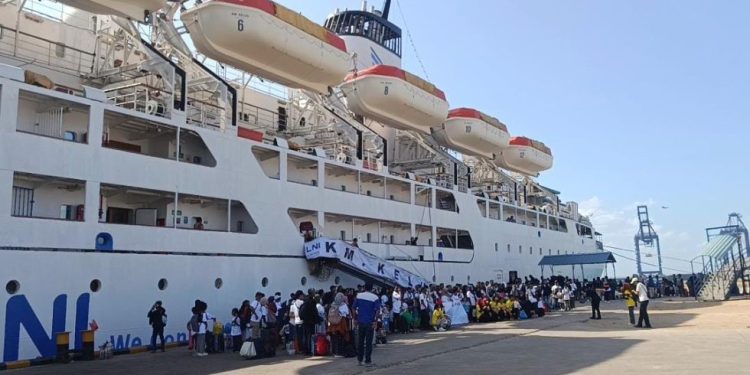 Arus mudik Lebaran Idul Fitri 1447 H yang menggunakan jasa kapal Pelni di Pelabuhan Bintang 99 Batu Ampar. (Foto/Istimewa).