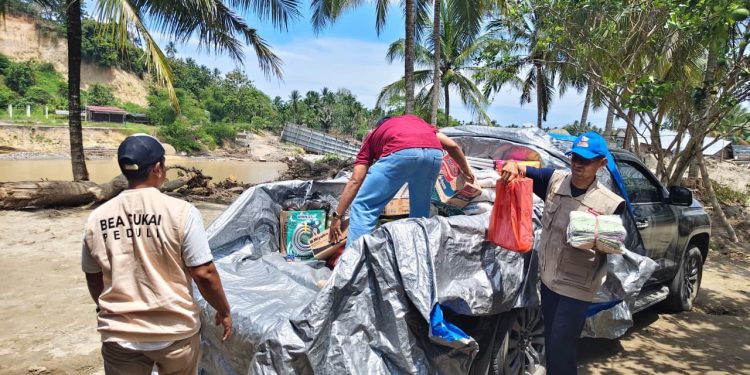 Petugas Bea Cukai Lhokseumawe ke Gampong Teupin Raya Salurkan Bantuan. (Foto/Humas).