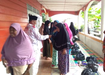 Bulan Penuh Berkah, Direktur LSM BPN ICI Salurkan Bantuan Sembako untuk Masyarakat. (Foto/junaidi).