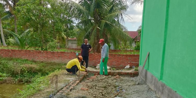 Kades Secanggang Bangun Kamar Mandi dan Ruangan Sholat Gedung Kesenian Tak Pakai Dana Desa. (Foto/Sofyan).
