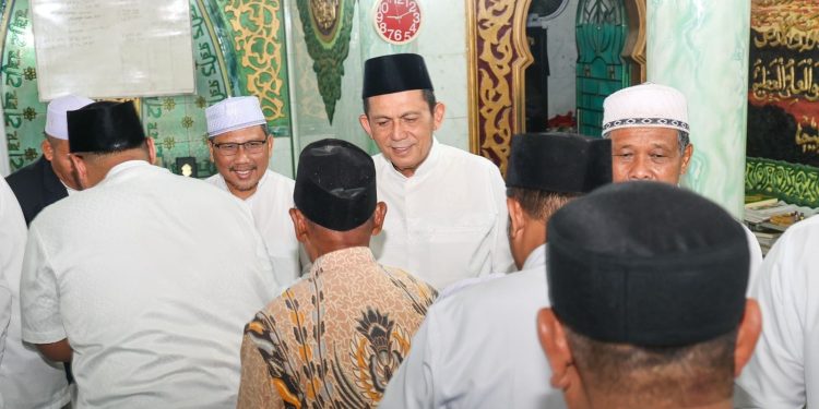 Gubernur Kepri Ansar Ahmad Safari Ramadhan di Masjid Nur Al Weini Kota Tanjungpinang. (Foto/Kominfo).