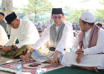 Wali Kota Batam sedang melakukan ibadah salat Tarawih. (Foto/Humas).