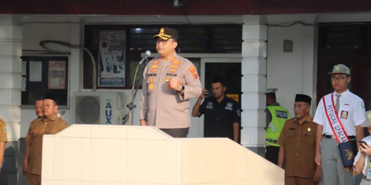 Kapolres Langkat Pimpin Upacara di SMAN 1 Stabat.(Foto/Jhon).