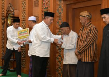 Gubernur Kepri Ansar Ahmad Safari Ramadan di Masjid Raya Baitul Makmur Tanjunguban. (Foto/Istimewa).