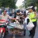 Di Hari ke-21 Ramadhan, Polres Langkat Berbagi 400 Takjil untuk Masyarakat.(Foto/Humas).