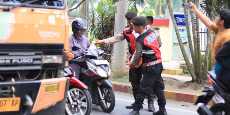 Hari ke-27 Ramadhan, Polres Langkat Berbagi Takjil untuk Masyarakat. (Foto/Jhon).