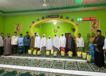 PMKL Lingga Salurkan Sembako dalam Safari Ramadan di Kampung Semalir. (Foto/Handoyo).