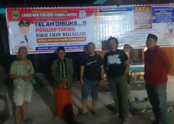 Panitia PILWANA Nagari Lareh Nanpanjang Pasang Banner Pendaftaran Calon Wali Nagari. (Foto/Agustin).