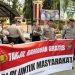 Puluhan Personil Polres Langkat Bagikan Takjil Jelang Berbuka. (Foto/Jhon).