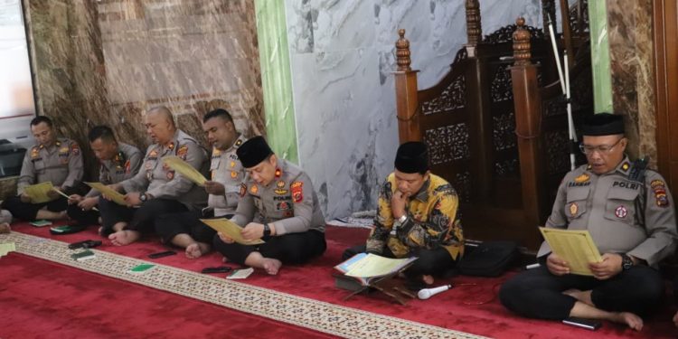 Polres Langkat Laksanakan Binrohtal, Perkuat Iman dan Kepedulian Sosial Personel. (Foto/Jhon).