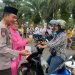 Polsek Tumijajar dan Bhayangkari Berbagi Takjil di depan Mako.(Foto/Maria).