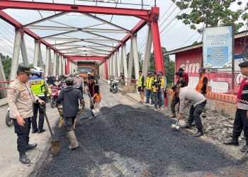 Polda Sumsel Kerahkan Ratusan Personel Perbaiki Jalan di 5 Kabupaten. (Foto/Yesianti).