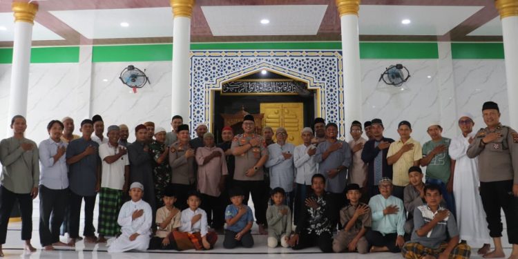 Kapolres Langkat Gelar Safari Sholat Jumat, Perkuat Sinergi dan Serap Aspirasi Masyarakat (Foto/Jhon).