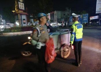 Personil Polres Langkat Bagikan Nasi Sahur kepada Masyarakat. (Foto/Jhon).
