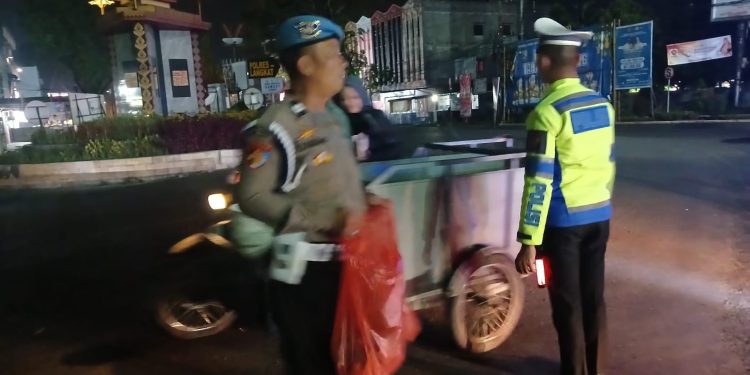 Personil Polres Langkat Bagikan Nasi Sahur kepada Masyarakat. (Foto/Jhon).
