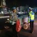 Personil Polres Langkat Bagikan Nasi Sahur kepada Masyarakat. (Foto/Jhon).