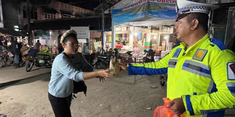 Polres Langkat Bagikan 100 Paket Nasi Sahur kepada Warga Sebagai Bentuk Kepedulian. (Foto/Jhon).