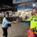 Polres Langkat Bagikan 100 Paket Nasi Sahur kepada Warga Sebagai Bentuk Kepedulian. (Foto/Jhon).