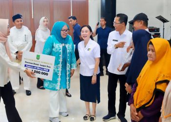 Wali Kota Dan Wakil Wali Kota Batam Tingkatkan Bansos Lansia Dari Rp 300 Ribu Menjadi Rp 400 Ribu. (Foto/Humas).