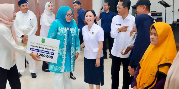 Wali Kota Dan Wakil Wali Kota Batam Tingkatkan Bansos Lansia Dari Rp 300 Ribu Menjadi Rp 400 Ribu. (Foto/Humas).