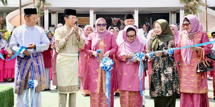 Ketua TP-PKK Kota Batam, Erlita Amsakar, membuka Bazar PKK Kota Batam. (Foto/Humas).