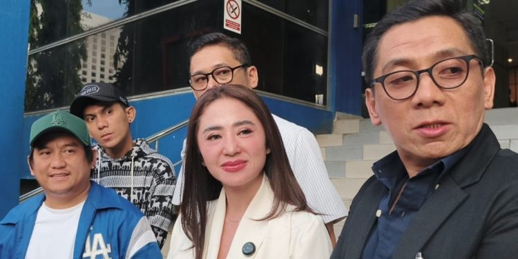 Dewi Perssik Laporkan Akun Faceboook Bodong ke Polda Metro Jaya. (Foto/Internet).