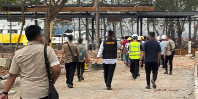 Imigrasi Batam Amankan 29 WNA Tiongkok Bekerja di Proyek Pembangunan di Marina City. (Foto/Istimewa).