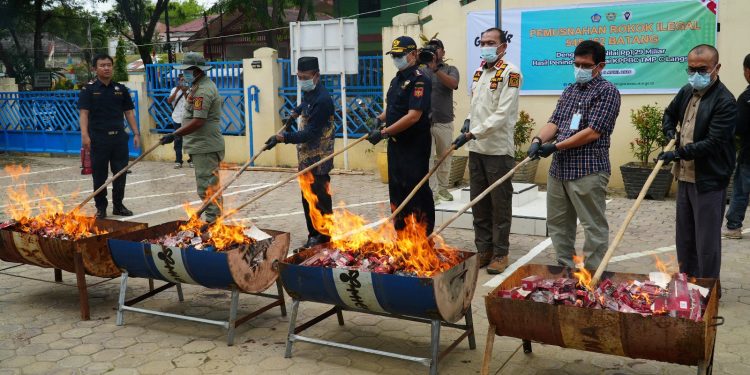 Bea Cukai Langsa Musnahkan Rokok Ilegal Senilai RP 1,29 Miliar. (Foto/Humas).