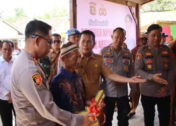 Dua Petani Lansia di OKU Timur Terima Rumah Baru dari Kapolda Sumsel. (Foto/Yesianti).