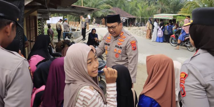 Kapolres Langkat Tinjau Langsung Renovasi Jembatan Merah Putih Sang Bhayangkara di Secanggang. (Foto/Jhon)