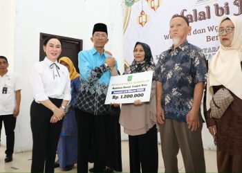 Wali Kota Batam Amsakar Achmad Serahkan Bansos, Lansia Dan Kader Posyandu. (Foto/Diskominfo).