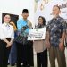 Wali Kota Batam Amsakar Achmad Serahkan Bansos, Lansia Dan Kader Posyandu. (Foto/Diskominfo).