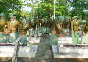 Ketua Persit KCK Cabang XLlX Dim 0426/TB Pimpin Ziarah HUT Persit KCK Ke-80. (Foto/Maria).
