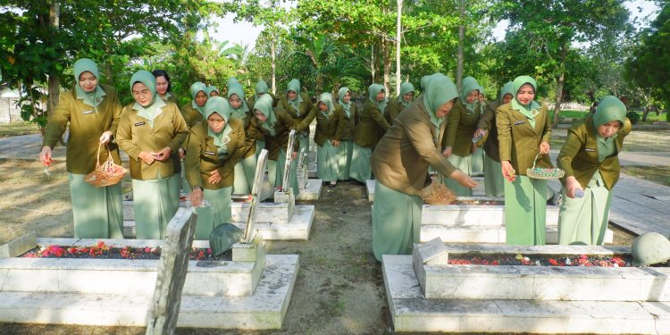 Ketua Persit KCK Cabang XLlX Dim 0426/TB Pimpin Ziarah HUT Persit KCK Ke-80. (Foto/Maria).