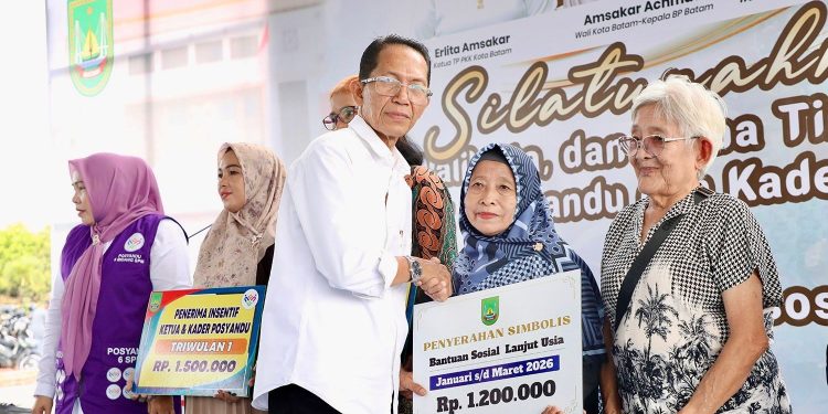 Wali Kota Batam Amsakar Achmad menyerahkan bantuan sosial kepada lansia di Batam. (Foto/Istimewa).