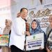 Wali Kota Batam Amsakar Achmad menyerahkan bantuan sosial kepada lansia di Batam. (Foto/Istimewa).